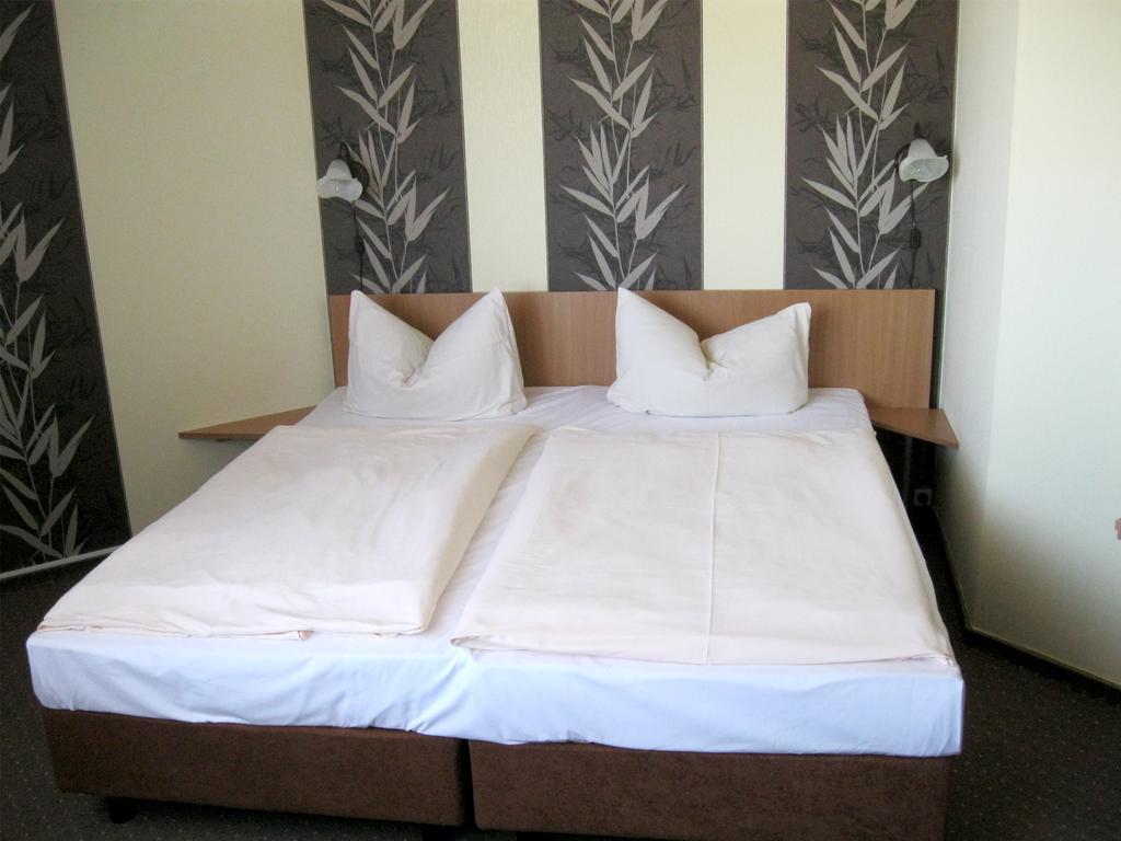 Mucha Ohg Hotel Sembziner Hof Klink Room photo